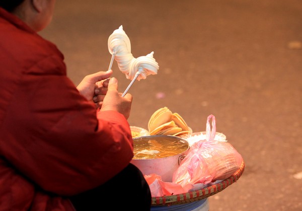 Pedestrian streets & Night market in Hanoi - ảnh 3